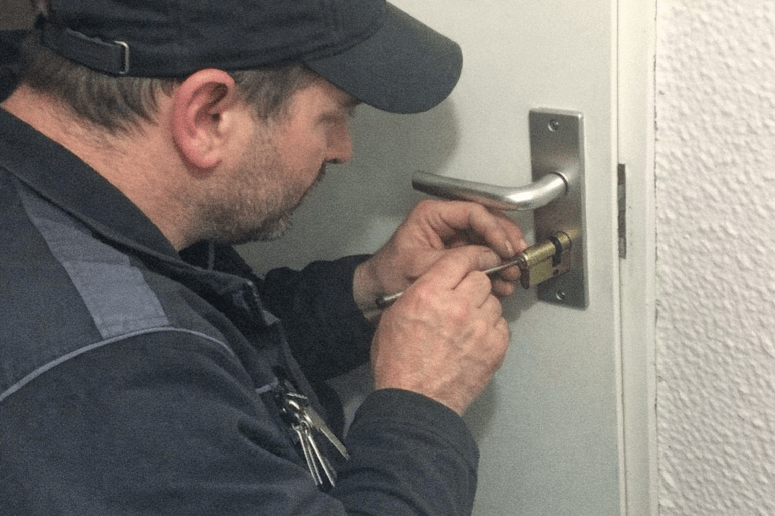 Handwerker bei der präzisen Arbeit am Zylinder