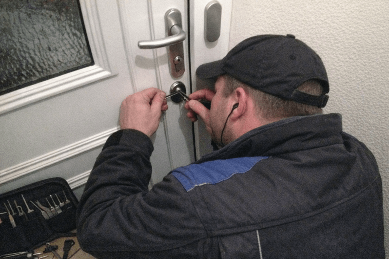 Fachgerechtes Öffnen einer Eingangstür durch den Techniker